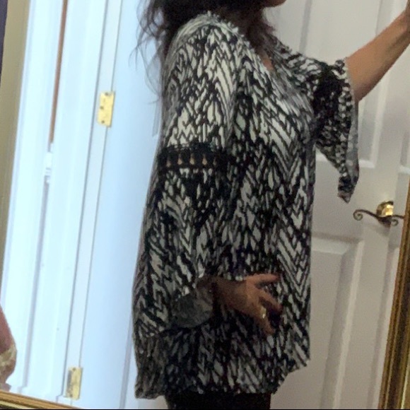 Linda Leal tunic with lace bell arms - Picture 6 of 9